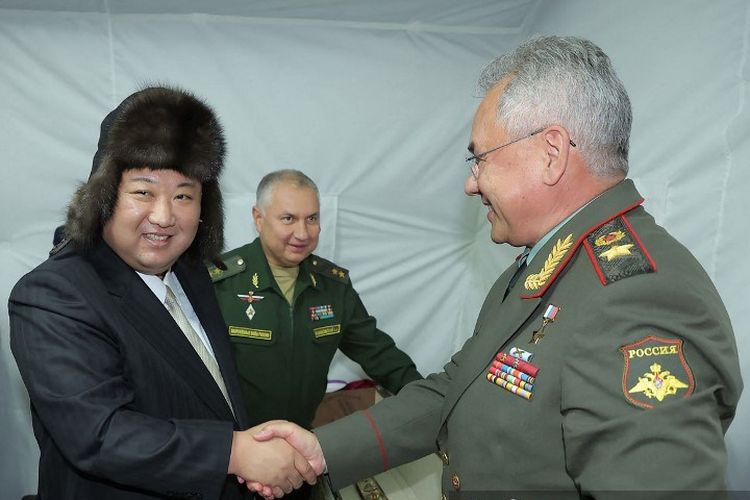 Pemimpin Tertinggi Korea Utara Kim Jong Un (kiri) berjabat tangan dengan Menteri Pertahanan Rusia Sergei Shoigu (kanan) saat berkunjung ke Vladivostok, wilayah Primorsky, Rusia, Sabtu (16/9/2023). Foto ini dirilis oleh kantor berita Pemerintah Korea Utara KCNA pada Minggu (17/9/2023).