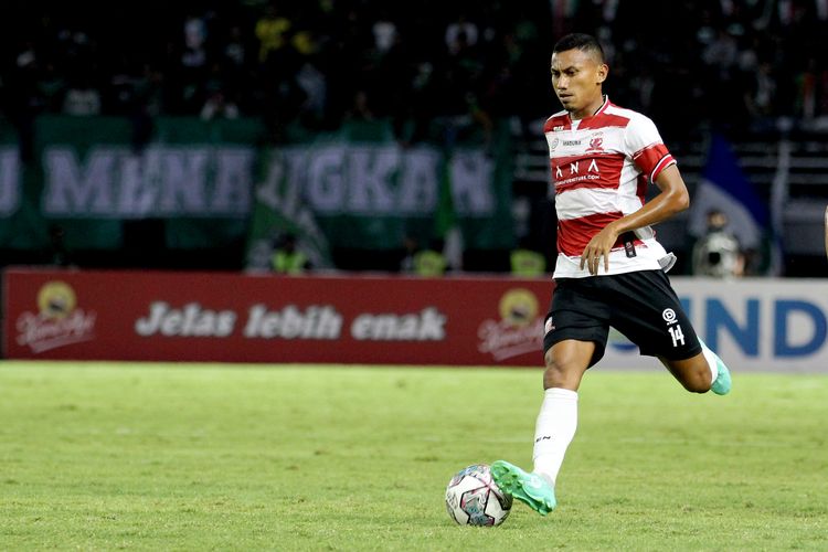 Pemain Madura United Rivaldi Bawuo saat pertandingan pekan 4 Liga 1 2022-2023 melawan Persebaya Surabaya yang berakhir dengan skor 2-2 di Stadion Gelora Bung Tomo Surabaya, Minggu (14/8/2022) sore.