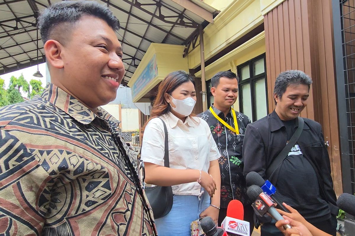 Putri sulung mendiang komedian Mpok Alpa, bersama kuasa hukum ayah sambungnya saat dijumpai di Pengadilan Agama Jakarta Selatan, Senin (22/9/2025)