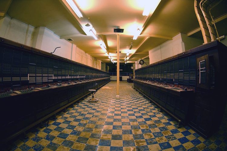 Ruang operator telepon kabel di Burlington Bunker, Inggris. Salah satu yang termewah dan terbesar pada 1950-an.