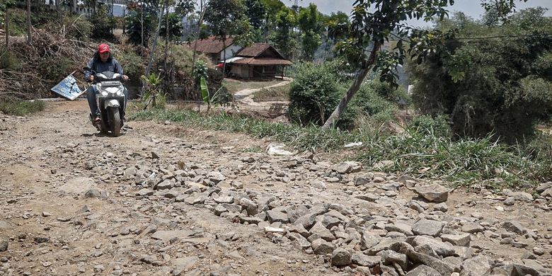 Kondisi Jalan Raya Karyamukti, Kecamatan Cililin, Kabupaten Bandung Barat (KBB), Jawa Barat yang rusak parah selama 12 tahun, Selasa (3/10/2023).