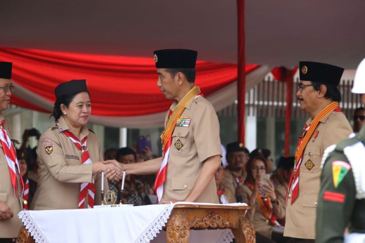 Menkominfo Rudiantara, Menko PMK Puan Maharani, Presiden Jokowi, Ketua Kwartir Nasional Gerakan Pramuka Adhyaksa Dault (kiri-kanan), saat mengikuti upacara peringatan Hari Pramuka ke-57, Selasa (14/8/2018). 