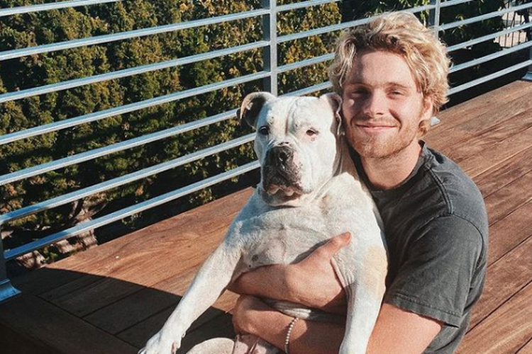 Vokalis 5 Seconds if Summer, Luke Hemmings, bersama anjingnya, Petunia.