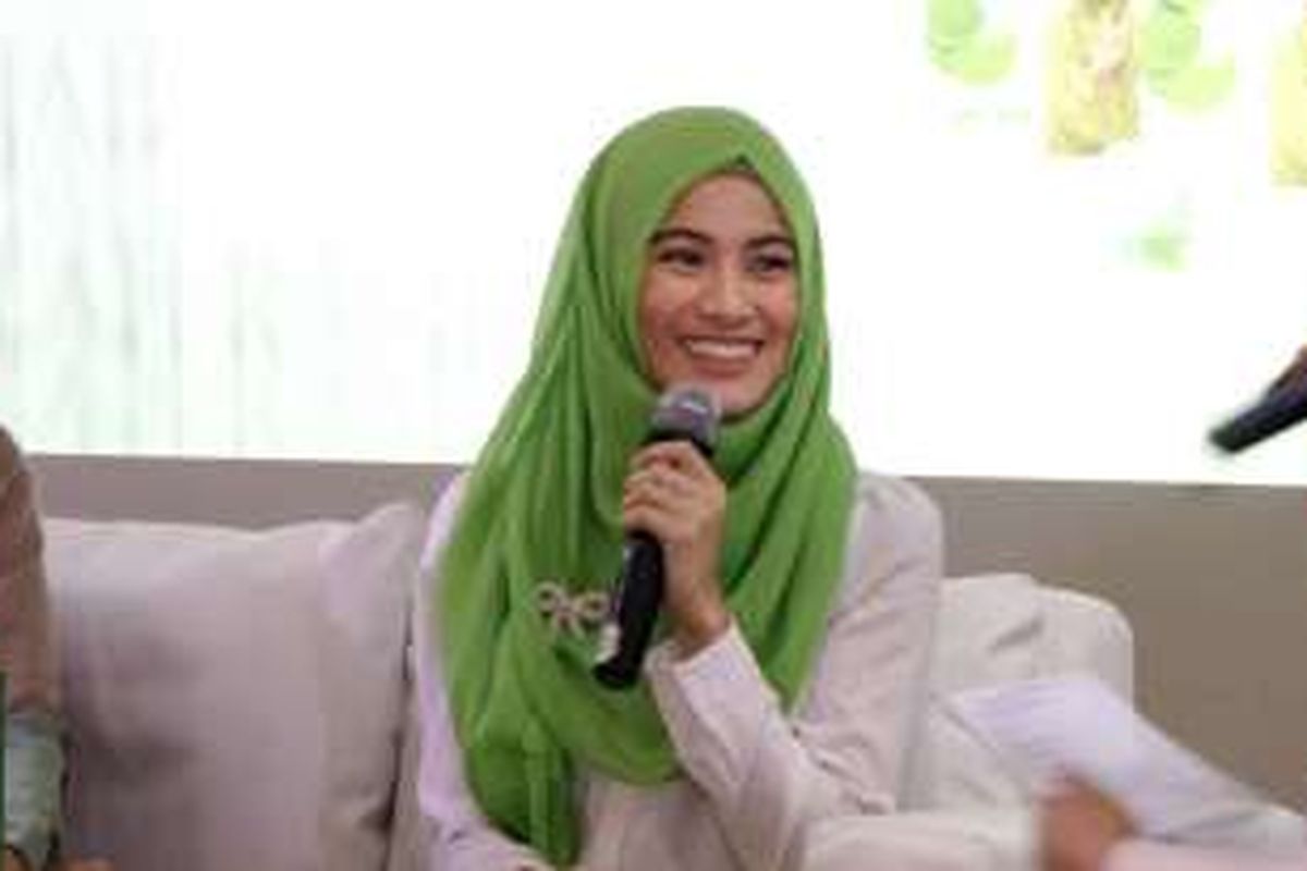 Artis pera Alyssa Soebandono saat diabadikan di acara Deklarasi Hari Hijaber Nasional di Masjid Sunda Kelapa, Menteng, Jakarta Pusat, Minggu (7/8/2016). 