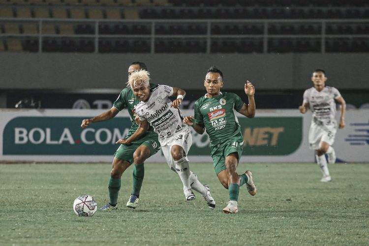 Penyerang Bali United Fahmi Al Ayyubi berduel dengan Irfan Jaya (PSS Sleman) pada laga Liga 1 antara PSS dan Bali United di Stadion Manahan, Solo, Rabu (27/10/2021).