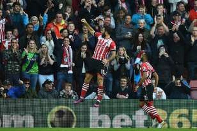 Striker Southampton, Charlie Austrin, melompat untuk merayakan golnya ke gawang Burnley pada pertandingan Premier League di St. Mary's, Minggu (16/10/2016). 