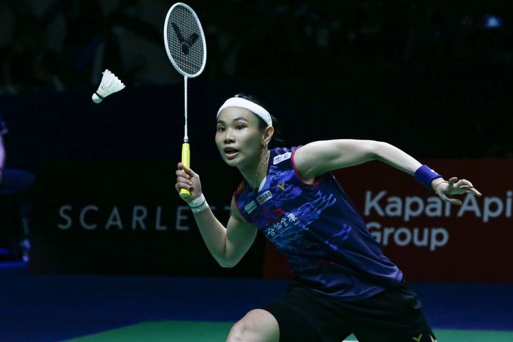 Tunggal putri Taiwan, Tai Tzu Ying bertanding melawan tungal putri China, Wang Zhi Yi pada laga final Indonesia Open 2022 di Istora Senayan, Jakarta, Minggu (19/6/2022). Tai Tzu Ying memastikan gelar juara Indonesia Open usai menekuk Wang Zhi Yi melalui rubber game dengan skor 23-21, 21-6, dan 21-15.