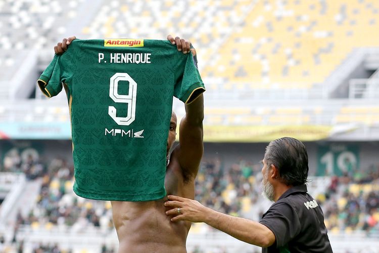 Pemain asing Persebaya Surabaya Paulo Henrique selebrasi usai menjebol gawang Bhayangkara FC pada pekan ke-24 Liga 1 2023-2024 yang berakhir dengan skor 1-0 di Stadion Gelora Bung Tomo (GBT) Surabaya, Minggu (4/2/2024) sore.