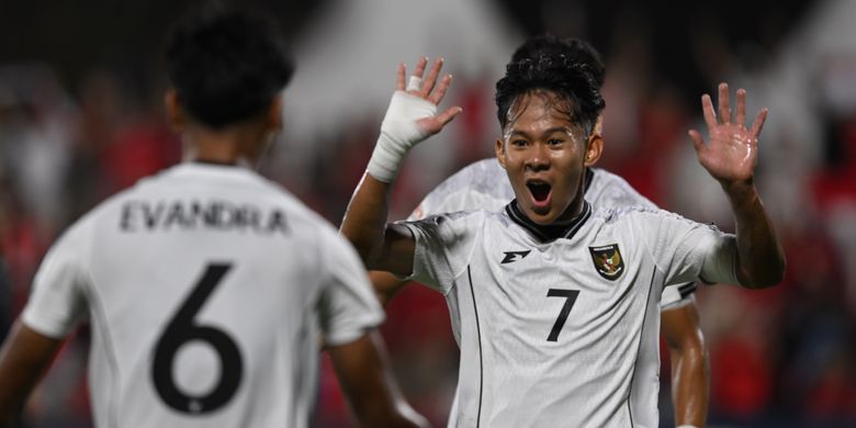 Pemain Timnas U17 Indonesia Zahaby Gholy (kanan) melakukan selebrasi bersama rekannya Evandra Florasta (kiri) usai mencetak gol ke gawang Timnas Zambia pada laga Grup H Piala Dunia U17 di Lapangan 7 Aspire Zone, Doha, Qatar, Selasa (4/11/2025). ANTARA FOTO/Bayu Pratama S/fzn/bar