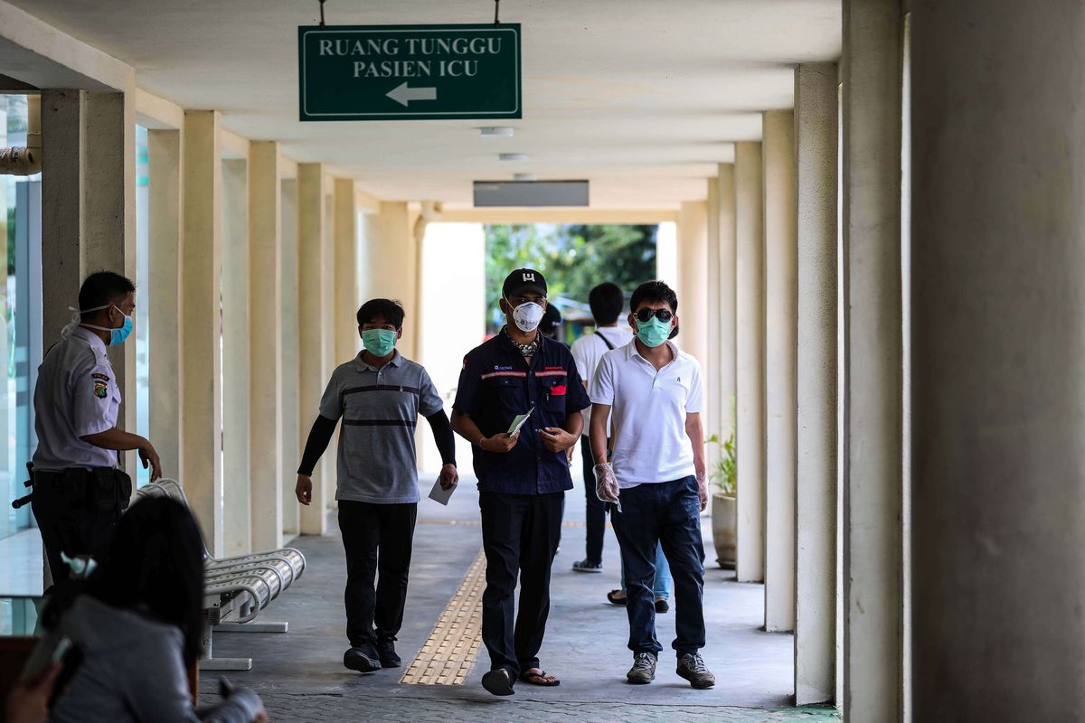 Aktivitas masyarakat saat berada di Rumah Sakit Penyakit Infeksi (RSPI) Sulianti Saroso, Jakarta Utara, Senin (9/3/2020). Pemerintah resmi mengumumkan bertambahnya pasien yang dikonfirmasi positif tertular virus corona pada hari minggu, total ada 6 pasien kasus Covid-19.