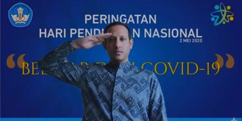 Menteri Pendidikan dan Kebudayaan, Nadiem Makarim mengikuti upacara peringatan Hari Pendidikan Nasional (Hardiknas) 2020 secara virtual, Sabtu (2/5/2020) pagi. Nadiem mengikuti upacara secara terpisah melalui telekonferensi.
