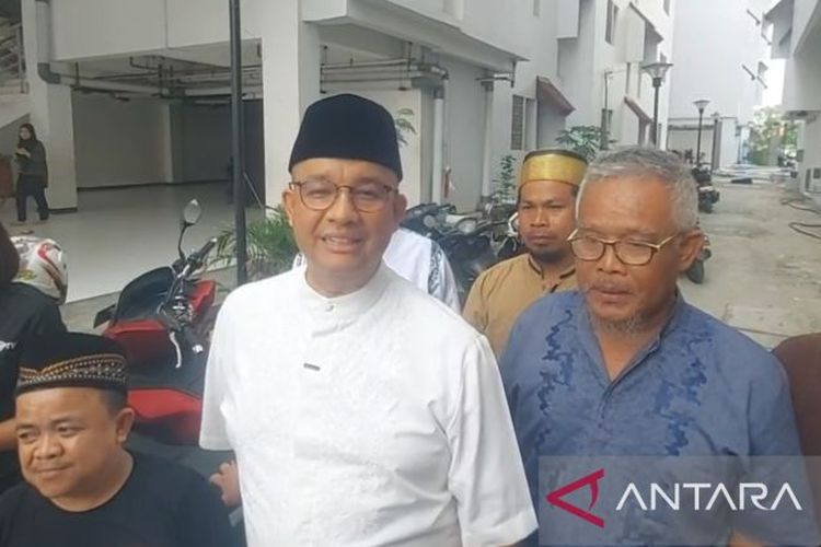 Bakal calon presiden Anies Baswedan saat berkunjung ke Kampung Susun Akuarium, Jakarta Utara, Jumat (14/7/2023).