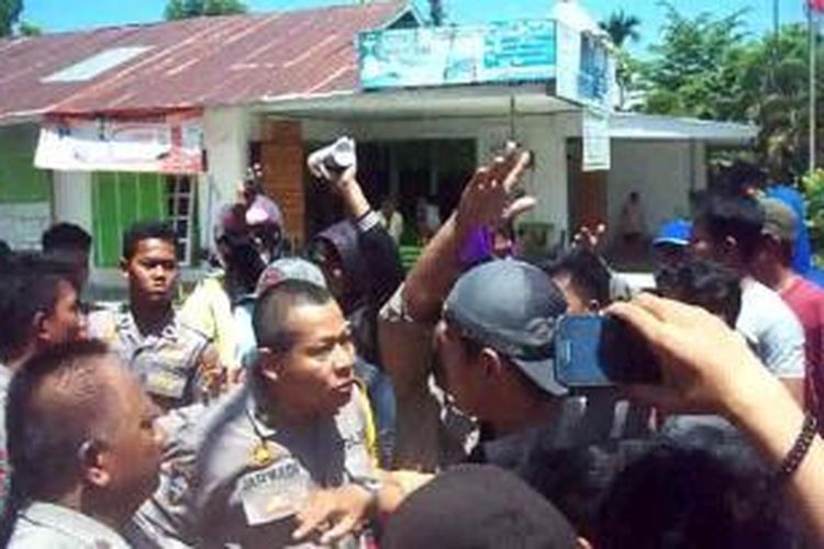 Puluhan orang yang tergabung dalam forum Konawe Menggugat (FKM)terlibat bentrok dengan polisi saat berunjukrasa memprotes putusan KPU Konawe yang membatalkan caleg terpilih. 