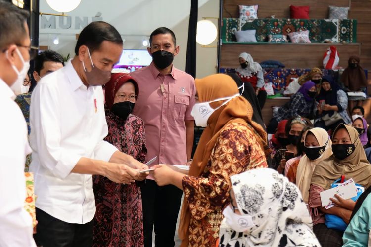 Presiden Jokowi bersama Menteri Sosial Tri Rismaharini secara simbolis menyerahkan BLT Minyak Goreng dan bantuan sembako secara langsung di PT. Pos Jakarta, Senin (25/4/2022)