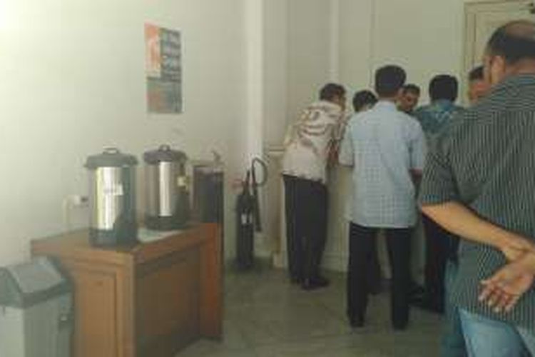 Teh dan kopi disediakan untuk warga yang menunggu Gubernur DKI Jakarta Basuki Tjahaja Purnama di Balai Kota DKI.