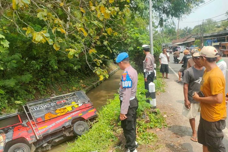 KECELAKAAN: Mobil pikap dengan posisi rembah ke kanan terlihat di sungai yang merupakan saluran irigasi berair deras di jalan Brosot-Nagung, Kapanewon Galur, Kabupaten Kulon Progo, Daerah Istimewa Yogyakarta, Kamis (14/11/2024).