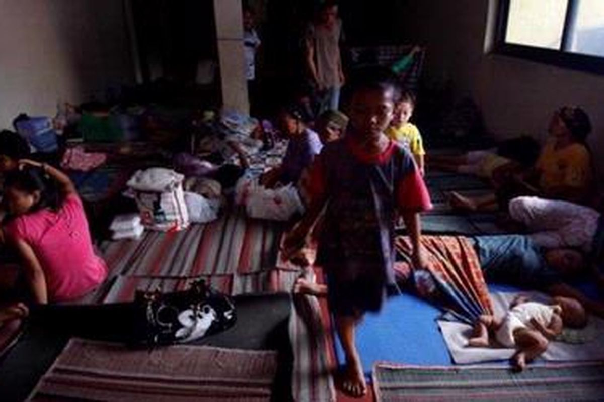 Warga Kampung Pulo terpaksa menempati posko pengungsian di gedung bekas bioskop Nusantara, Jatinegara, Jakarta Timur saat banjir merendam kampung mereka, Kamis (18/2/2010). Banjir yang terjadi sejak pagi dini hari tersebut mencapai ketinggian hingga dada orang dewasa. KOMPAS IMAGES/KRISTIANTO PURNOMO