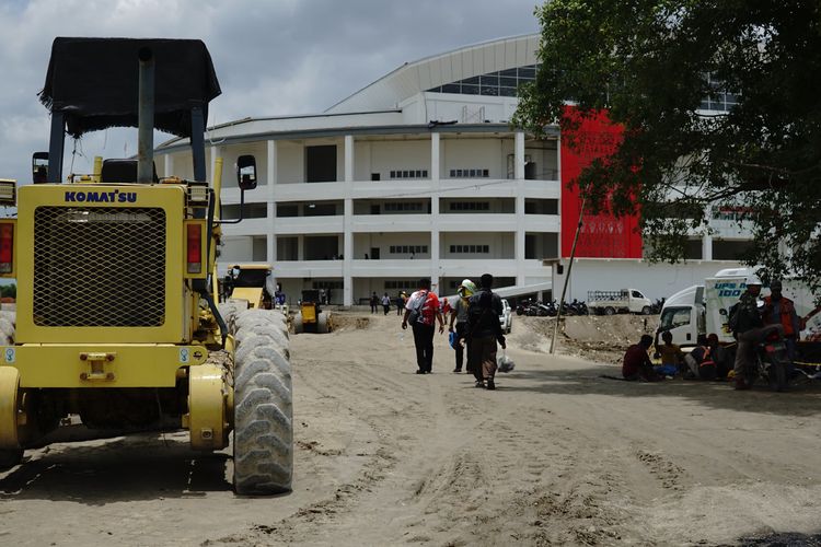 Suasana akses jalan masih berpasir menuju venue Bola Voli Indoor di kawasan Sport Center Sumatera Utara di Desa Sena, Kabupaten Deli Serdang, Jumat (13/9/2024). 