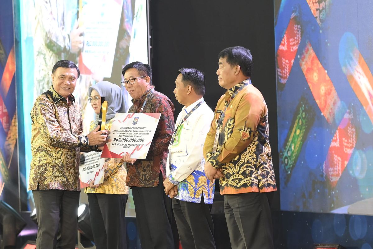 Menko Polkam Djamari Chaniago menyerahkan penghargaan kepada tiga bupati dalam ajang Apresiasi Pemda Berprestasi 2026 Regional Sulawesi di Hotel Claro, Kendari, Sulawesi Tenggara, Jumat (29/5/2026).
