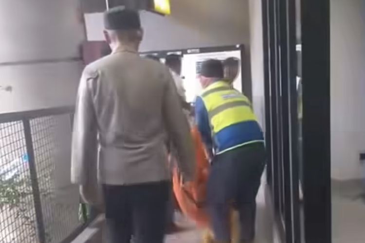 Lansia Ditemukan Tewas di Toilet Halte Transjakarta Kampung Melayu