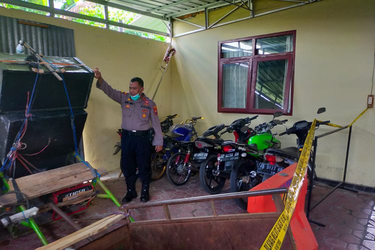 AMANKAN—Aparat Polsek Dolopo-Madiun mengamankan gerobak, sepeda motor, sound sistem dan genset lantaran digunakan untuk saur on the road yang mengganggu kenyamanan warga sekitar, Selasa (5/4/2022) dinihari.