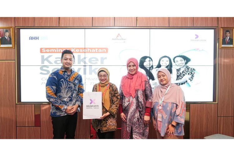 Head of Sales Brawijaya Hospital Saharjo Dede Muharamsyah (paling kiri), CEO AdMedika Dian Prambini (kedua dari kiri), Brawijaya Hospital Saharjo dr. Alesia Novita Sp.OG (kedua dari kanan), dan Medical Advisor Board AdMedika dr. Decy Paulina (paling kanan) pada acara Seminar Kesehatan Kanker Serviks Cervical Health Matters: Prevent, Protect, Thrive. 