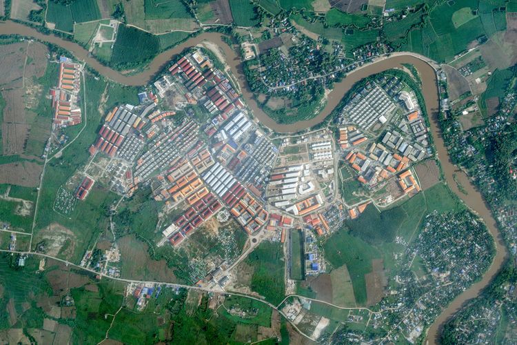 Citra satelit memperlihatkan kompleks KK Park yang menjadi markas penipuan siber atau online scam di Kota Myawaddy, Myanmar, masih utuh pada 18 September 2025 meski pemerintah mengeklaim telah mengebom gedung-gedung di sana.