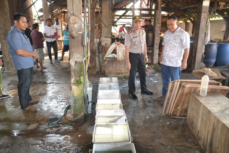 Kapolres Ponorogo, AKBP Radiant bersama Kasat Reskrim, AKP Rudy Darmawan turun ke lokasi pabrik tahu yang diduga berformalin di Kota Ponorogo, Jawa Timur, Rabu ( 30/5/2018).