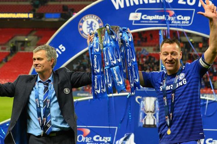 Pelatih Chelsea Jose Mourinho (kiri) dan kapten timnya John Terry mengangkat trofi Piala Liga, di Wembley, Minggu (1/3/2015). Chelsea menjuarai ajang itu setelah menang 2-0 atas Tottenham Hotspur.