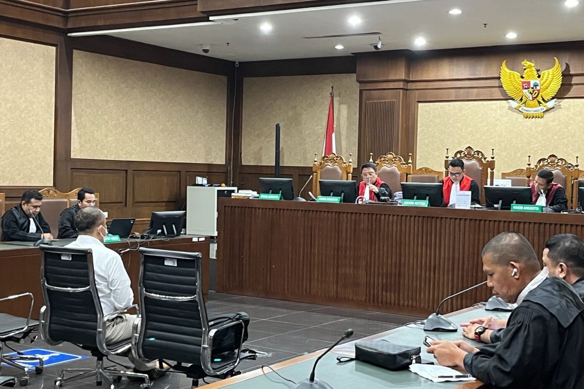 Komisaris PT Solitech Media Sinergy, Irwan Hermawan di ruang sidang Prof M Hatta Ali Pengadilan Tindak Pidana Korupsi (Tipikor) pada Pengadilan Negeri (PN) Jakarta Pusat, Kamis (27/7/2023). Majelis Hakim PN Tipikor Jakarta tidak menerima nota keberatan atau eksepsi yang diajukan Tim Penasihat Hukum Irwan Hermawan terhadap surat dakwaan Jaksa Penuntut Umum (JPU) pada Kejaksaan Agung (Kejagung) terkait perkara dugaan korupsi proyek penyediaan menara base transceiver station (BTS) 4G dan infrastuktur pendukung 1, 2, 3, 4, dan 5 yang dikelola Badan Aksesibilitas Telekomunikasi dan Informasi (Bakti) pada Kemenkominfo.