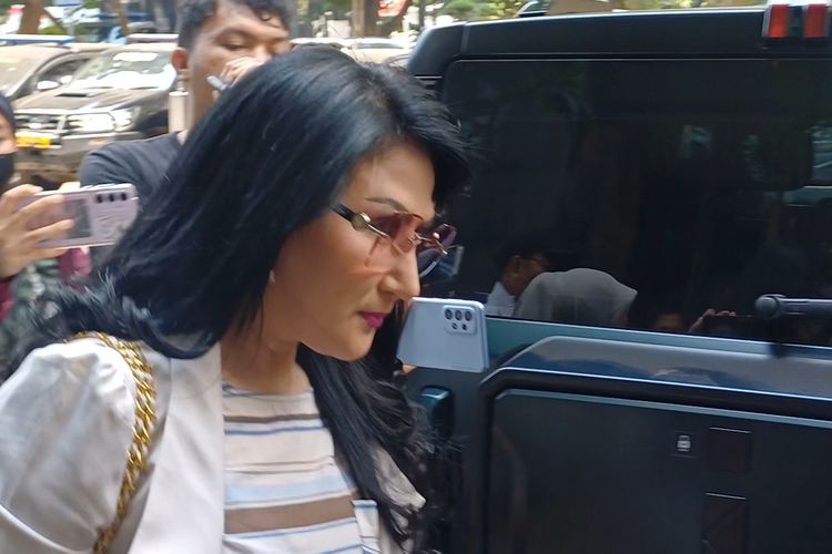 Foto : Lita Gading Diperiksa Polisi Terkait Laporan Ahmad Dhani