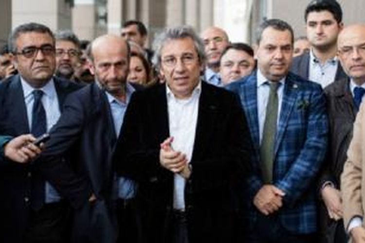 Can Dundar, pemimpin redaksi surat kabar Cumhuriyet, dan Erdem Gul, kepala biro Ankara harian tersebut, dituding melakoni aksi mata-mata. 