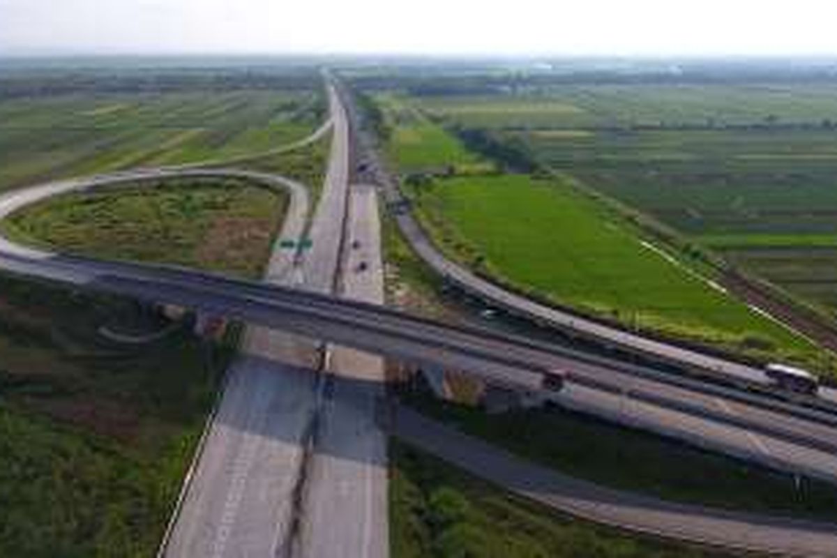 Foto dari udara suasana simpang susun Jalan Tol Pejagang-Pemalang, Ruas Pejagan-Brebes Timur, Minggu (26/6/2016). Ruas yang merupakan bagian dari tol Trans Jawa itu telah siap untuk mendukung kelancaran arus mudik Lebaran nanti.