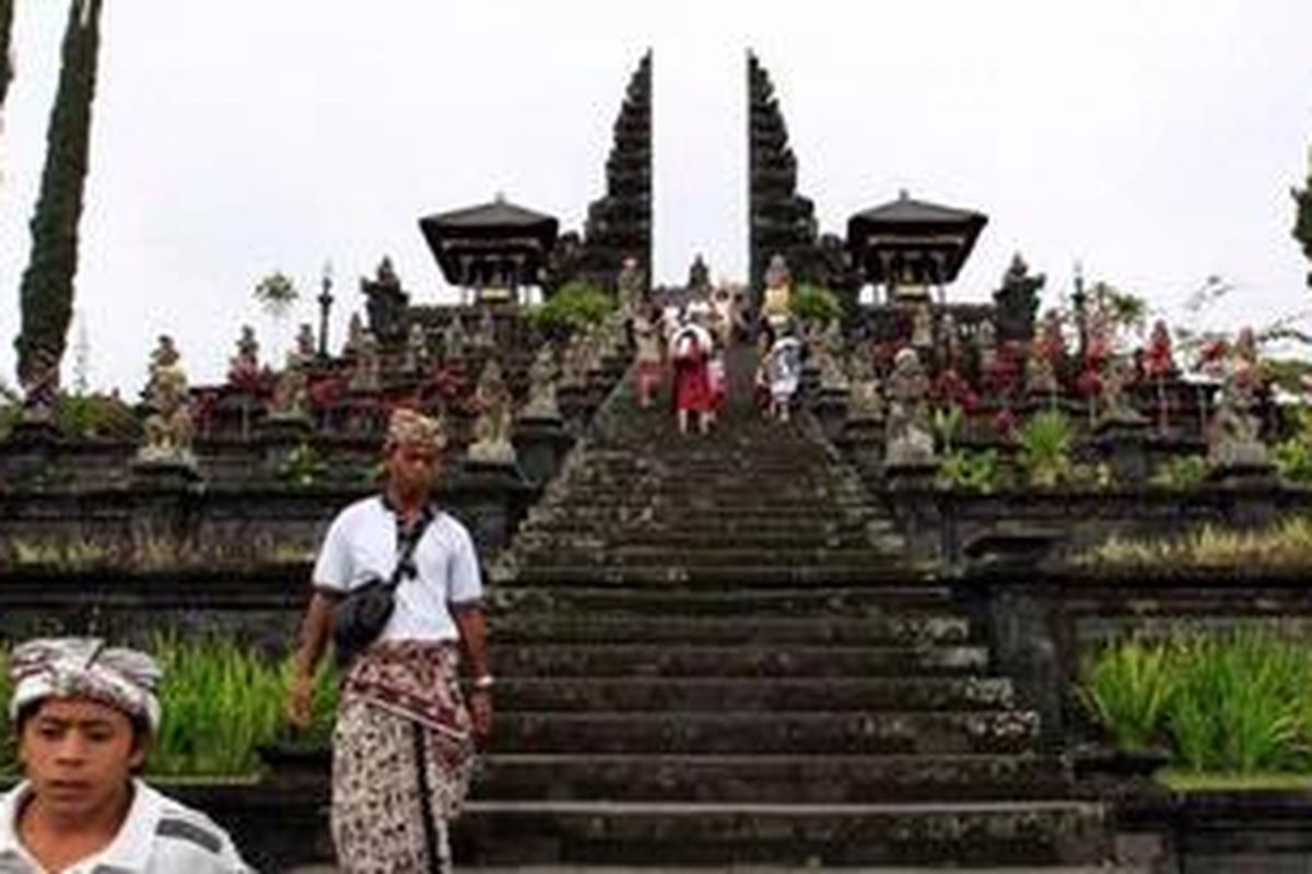 Umat Hindu usai sembahyang di Pura Besakih, Kecamatan Rendang, Karangasem, Bali, Rabu (5/10/2011). Pura terbesar di Bali yang mengalami perkembangan sejak masa pra-hindu, ini berorientasi ke Gunung Agung yang dianggap sebagai tempat tinggal para dewata.