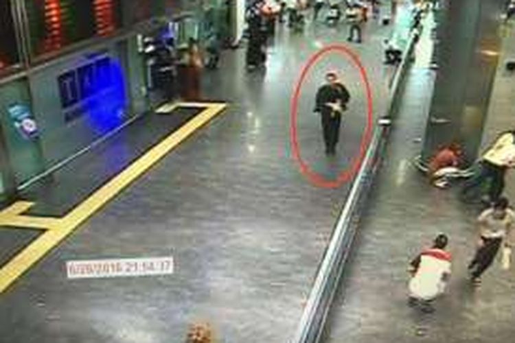 Dalam foto yang diambil dari rekaman CCTV ini terlihat seorang penyerang yang mengenakan setelah serba hitam membawa senapan laras panjang di terminal kedatangan bandara Ataturk, Istanbul.