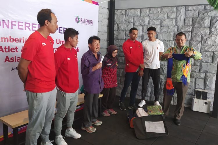 Ketua Umum PB. PASI Bob Hasan beserta para atlet peraih medali, serta pelatih dalam acara Konferensi Pers Pemberian Bonus Umroh Bagi Atletik Peraih Medali Asian Games 2018, Kamis (13/9/2018)