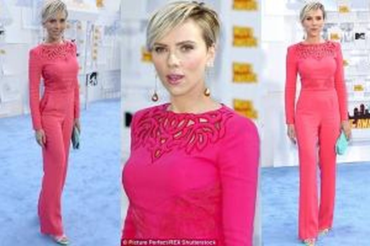 Penampilan Scarlett Johansson saat menghadiri acara MTV Movie Awards yang berlangsung di Nokia Theatre, Los Angeles (12/4/2015). 