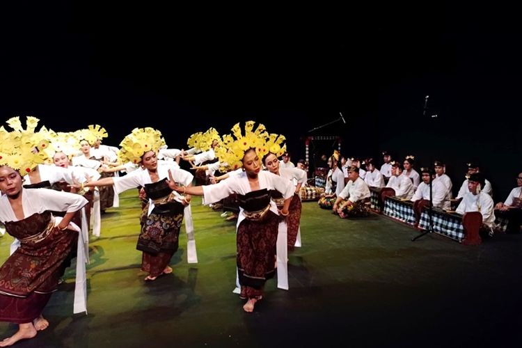 Tarian Solah Shanti membuka pertunjukan Palegongan Satua Calonarang yang dipentaskan Bengkel Tari AyuBulan di Teater Salihara Jakarta, Minggu (9/11/2025)