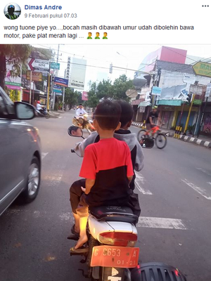 Tangkapan layar dari unggahan viral di media sosial Facebook mengenai dua anak kecil yang mengendarai sepeda motor berplat nomor merah di Pekalongan.
