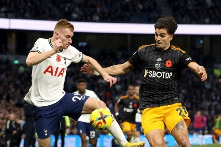 Dejan Kulusevski (kiri) berebut bola dengan Pascal Struijk (kanan) dalam laga Tottenham vs Leeds United, di Tottenham Hotspur Stadium, Sabtu (12/11/2022).