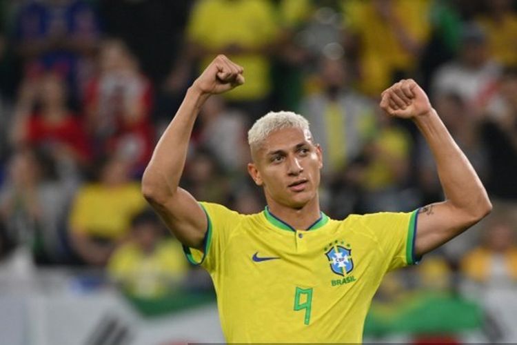 Penyerang Brasil Richarlison berselebrasi usai membobol gawang Korea Selatan pada laga babak 16 besar Piala Dunia 2022 di Stadion 974, Doha, Qatar, Selasa (6/12/2022) dini hari WIB. Brasil menang 4-1 atas Korea Selatan dan melaju ke perempat final Piala Dunia 2022.