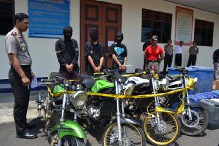 Tiga remaja (memakai penutup kepala) terdakwa tindak pencurian dan kekerasan saat dimintai keterangan oleh Kapolres Magelang Kota, AKBP Zain Dwi Nugroho, besama barang bukti berupa empat unit sepeda motor merk Kawasaki Ninja, di halaman Mapolres setempat, Selasa (28/10/2014). 