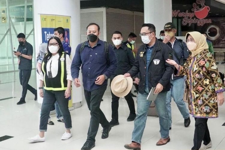 Gubernur Jawa Barat Ridwan Kamil saat tiba di Bandara Sepinggan Balikpapan, Kaltim, Minggu (13/3/2022).