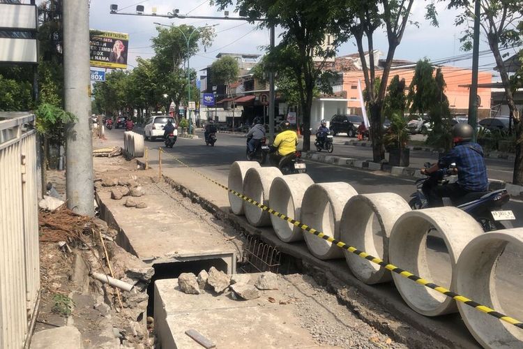 PROYEK DRAINASE: Suasana permbangunan drainase di Jalan Kiai Mojo, Senin (14/10/2024)