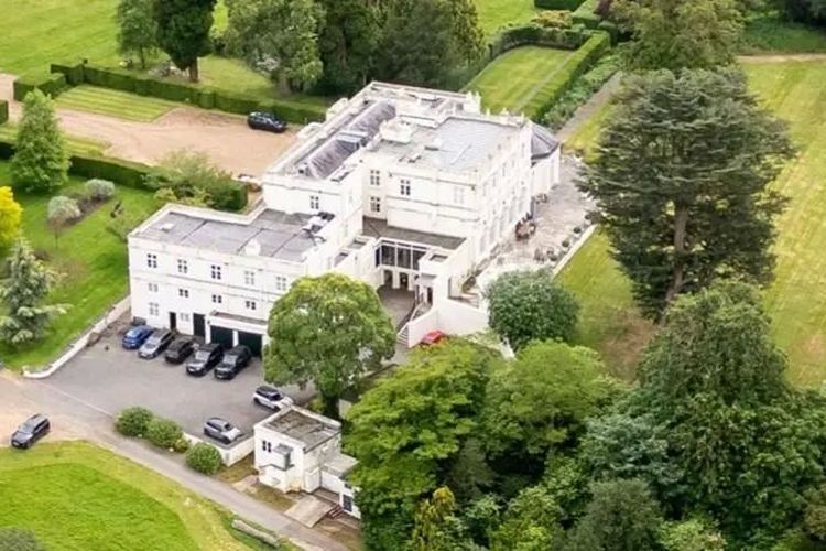 Pangeran Andrew tinggal di Royal Lodge sejak 2004.