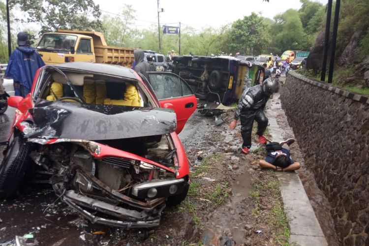 Dua mobil yang terlibat tabrakan di Tutugan, Leles Garut sebelum dievakuasi petugas kepolisian, Selasa (11/12/2018)