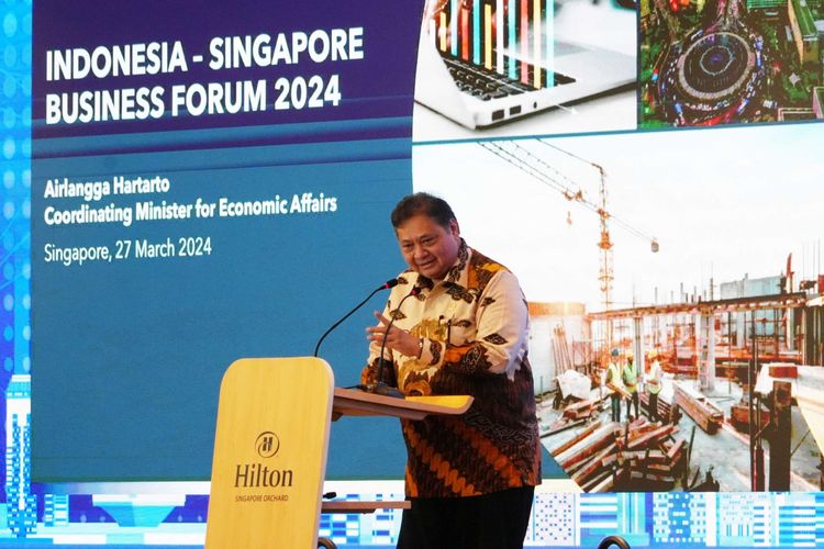 Menteri Koordinator (Menko) Bidang Perekonomian Airlangga Hartarto saat menjadi pembicara dalam agenda  Indonesia-Singapore Business Forum (ISBF) 2024 di Hotel Hilton Orchard, Singapura, Rabu (27/3/2024).