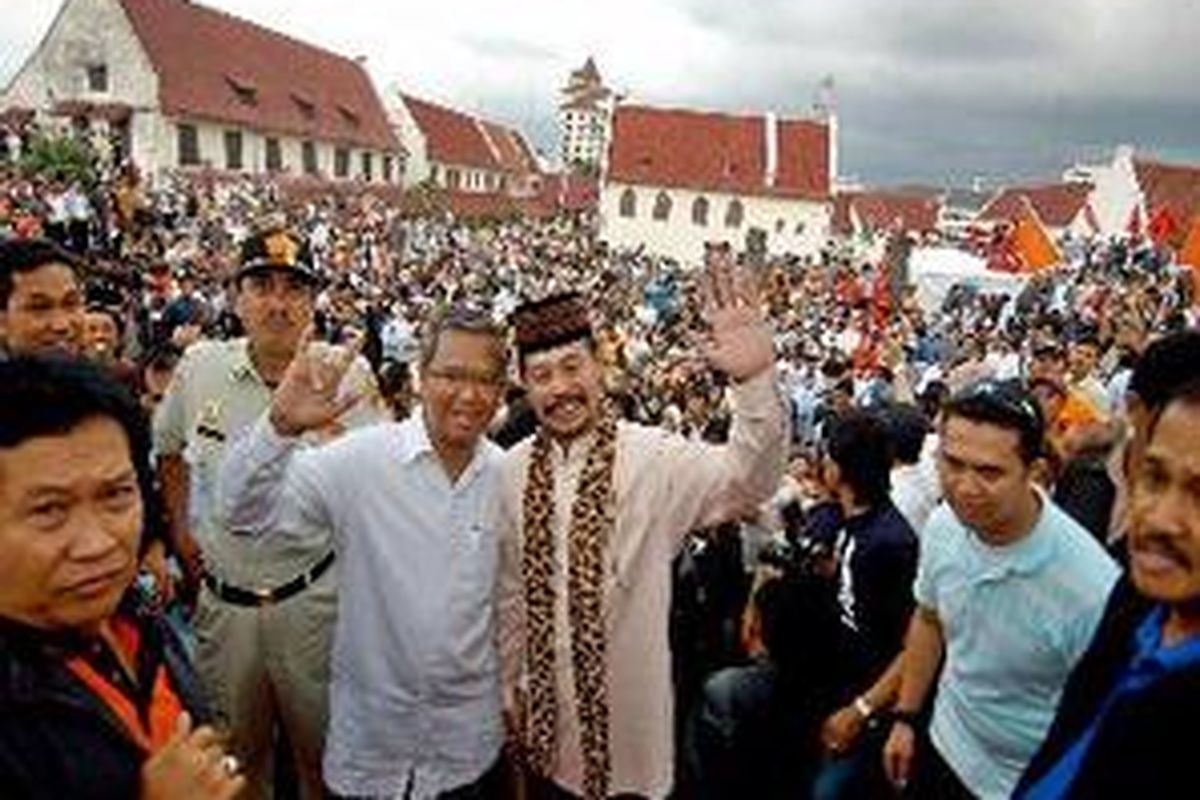 Syahrul Yasin Limpo dengan pasangannya Agus Arifin Nu'mang menyampaikan pidato kemenangannya (victory speech) di Benteng Roterdam Makassar, Sulses, Jumat (16/11). Ribuan pendukung dan simpatisan hadir. 