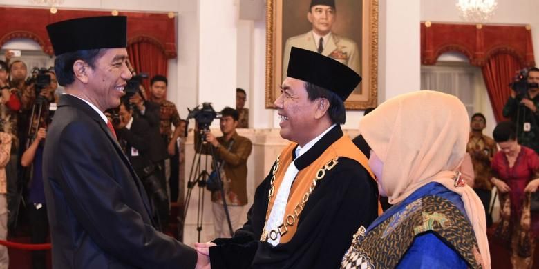 Presiden Joko Widodo menyalami Muhammad Syarifuddin seusai pengambilan sumpah jabatan Syarifuddin sebagai Wakil Ketua MA Bidang Yudisiial di Istana Negara, Selasa (3/5/2016). 