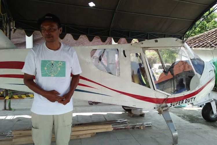 Suyanto dan pesawat yang dia bawa ke Lamongan Jawa Timur.